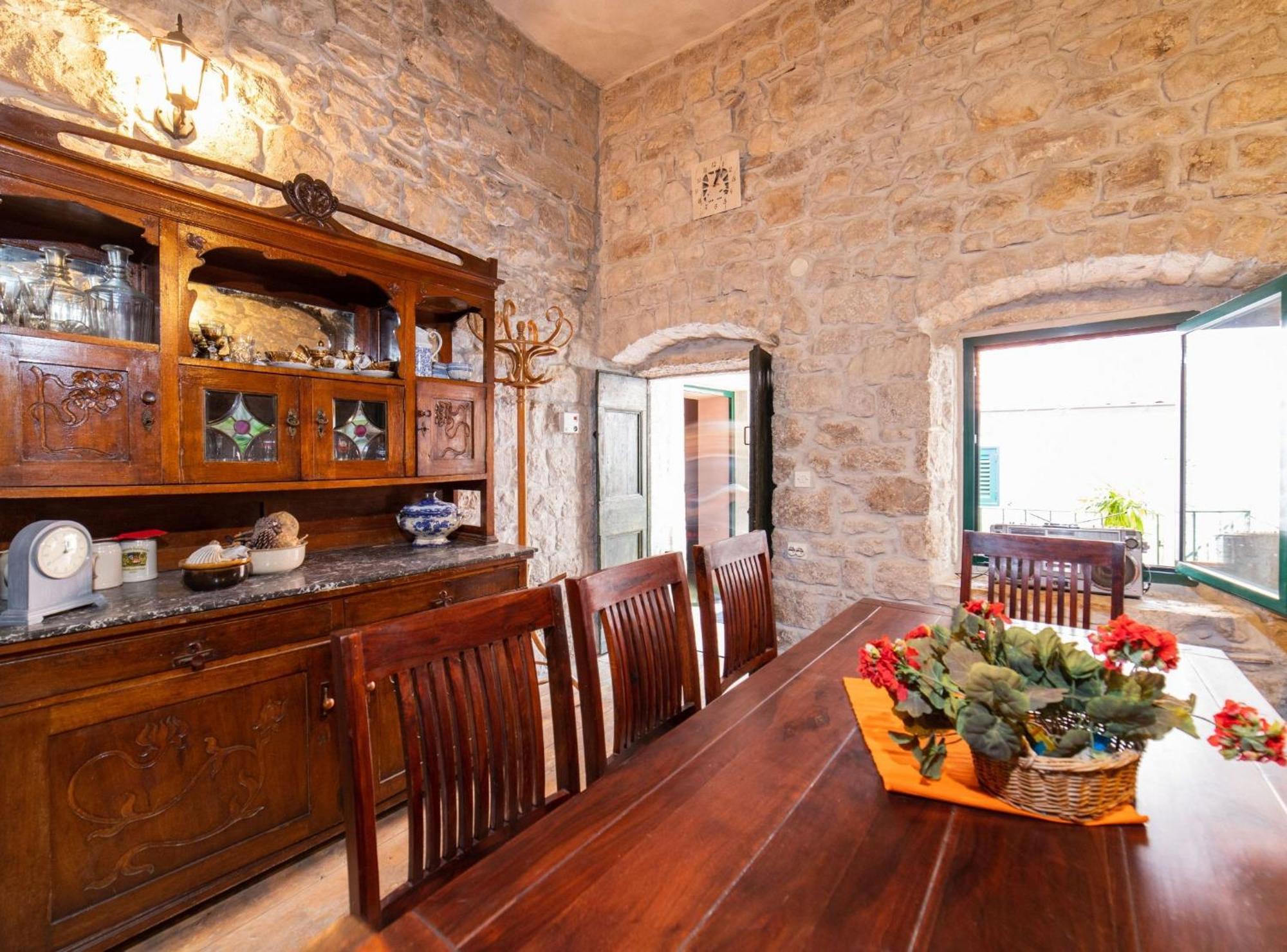 Seafront Villa With Furnished Sun Terrace, Close To The Beach Каштела Экстерьер фото