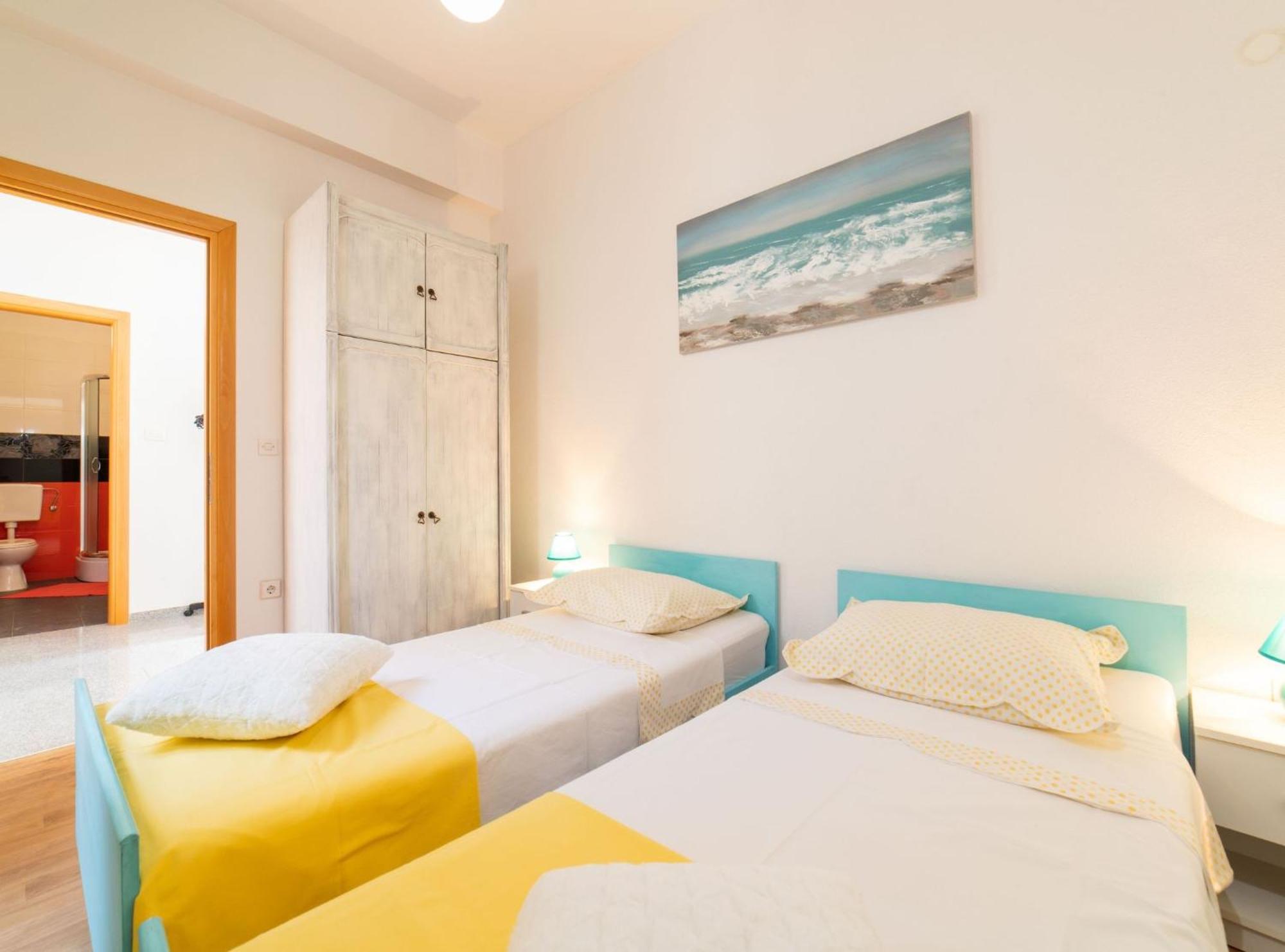 Seafront Villa With Furnished Sun Terrace, Close To The Beach Каштела Экстерьер фото