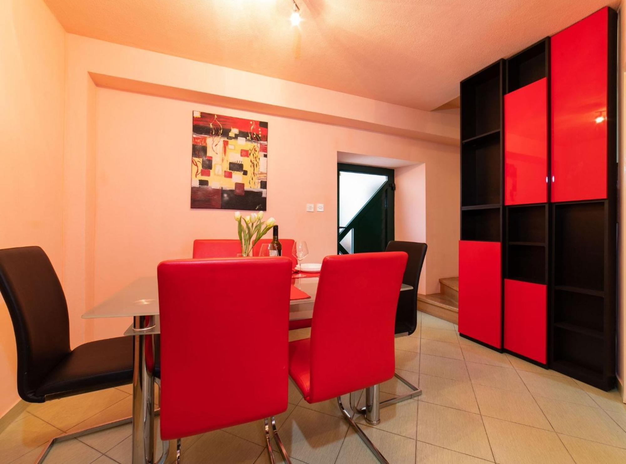 Seafront Villa With Furnished Sun Terrace, Close To The Beach Каштела Экстерьер фото
