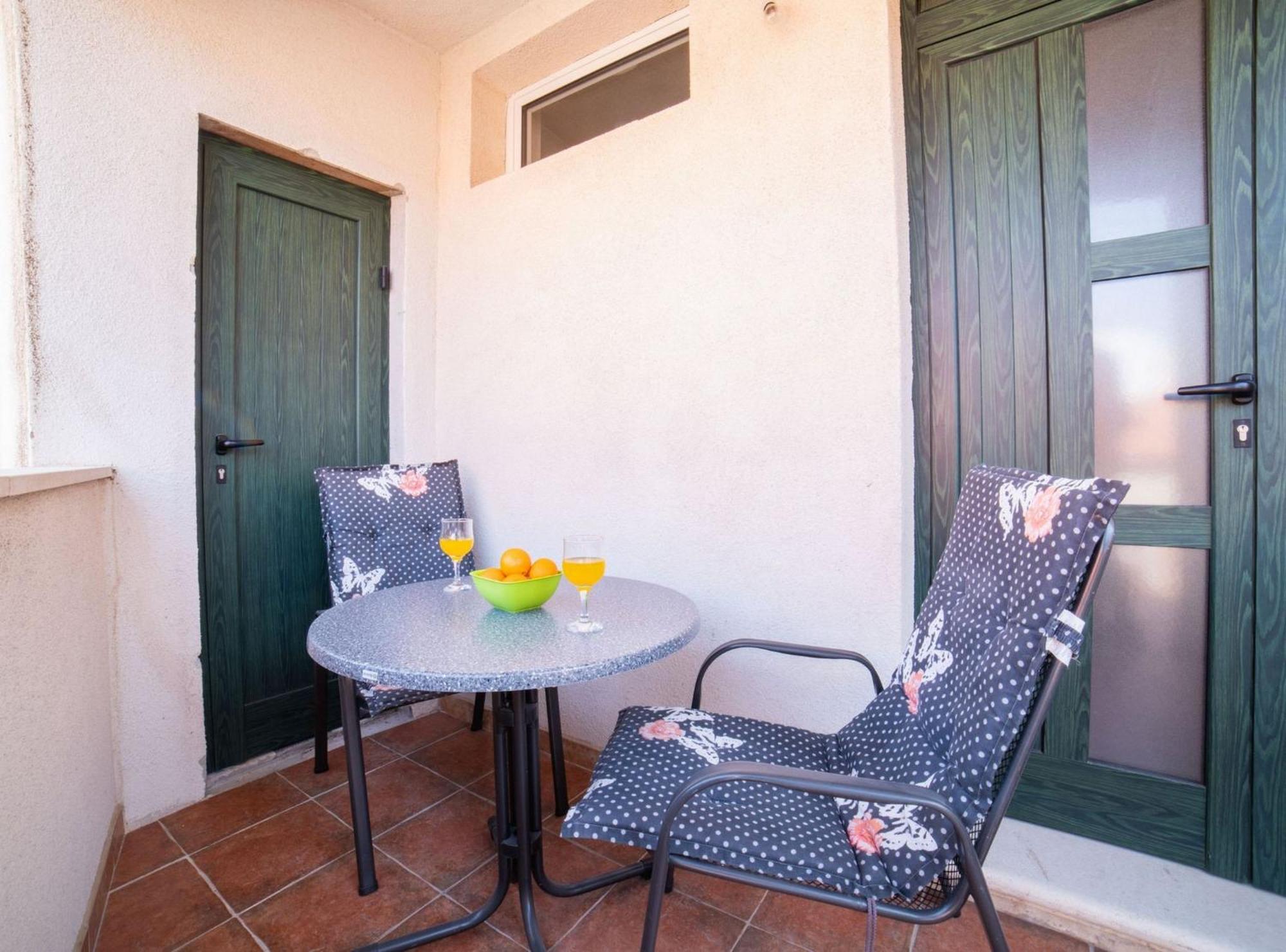 Seafront Villa With Furnished Sun Terrace, Close To The Beach Каштела Экстерьер фото
