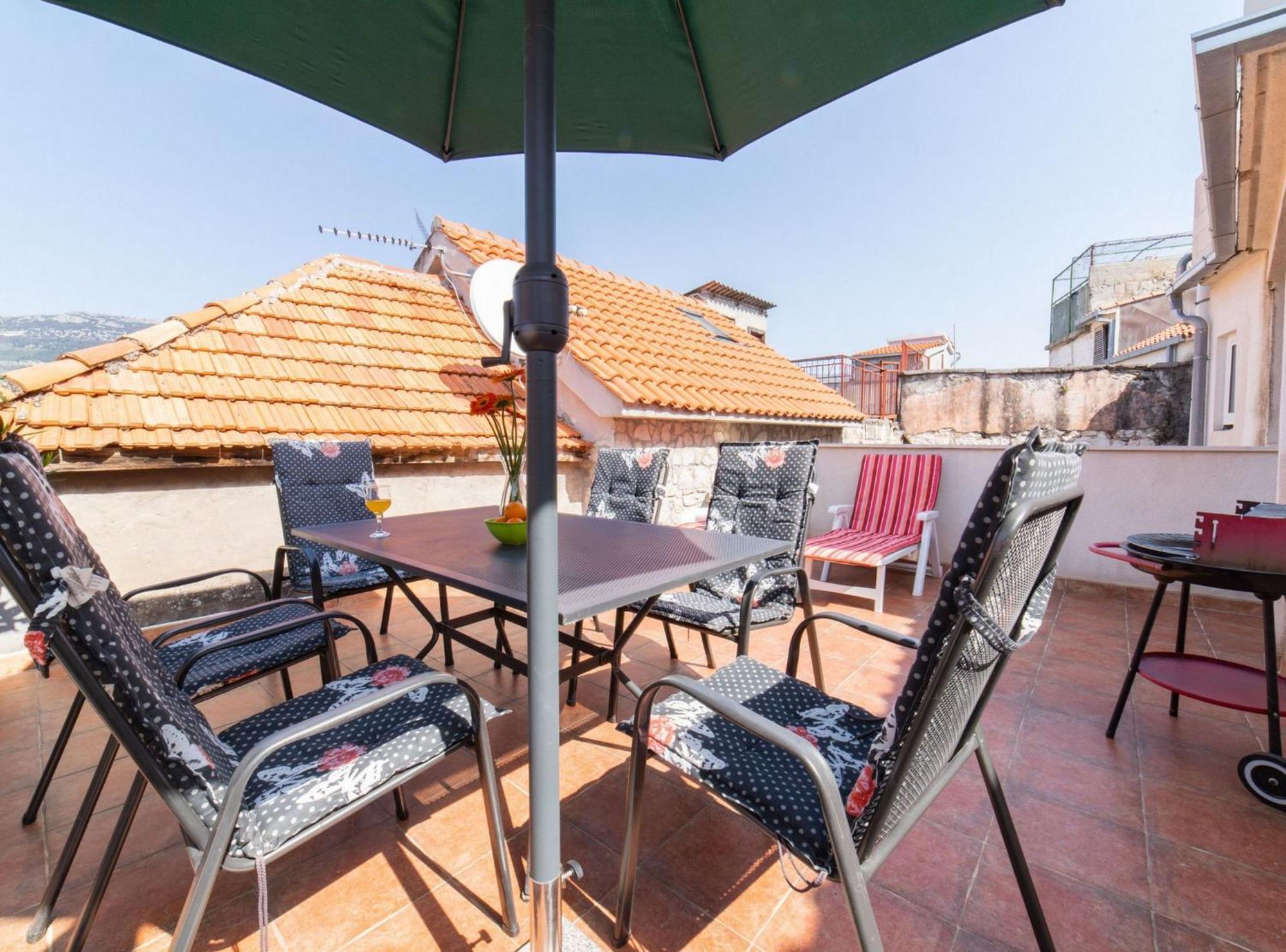 Seafront Villa With Furnished Sun Terrace, Close To The Beach Каштела Экстерьер фото