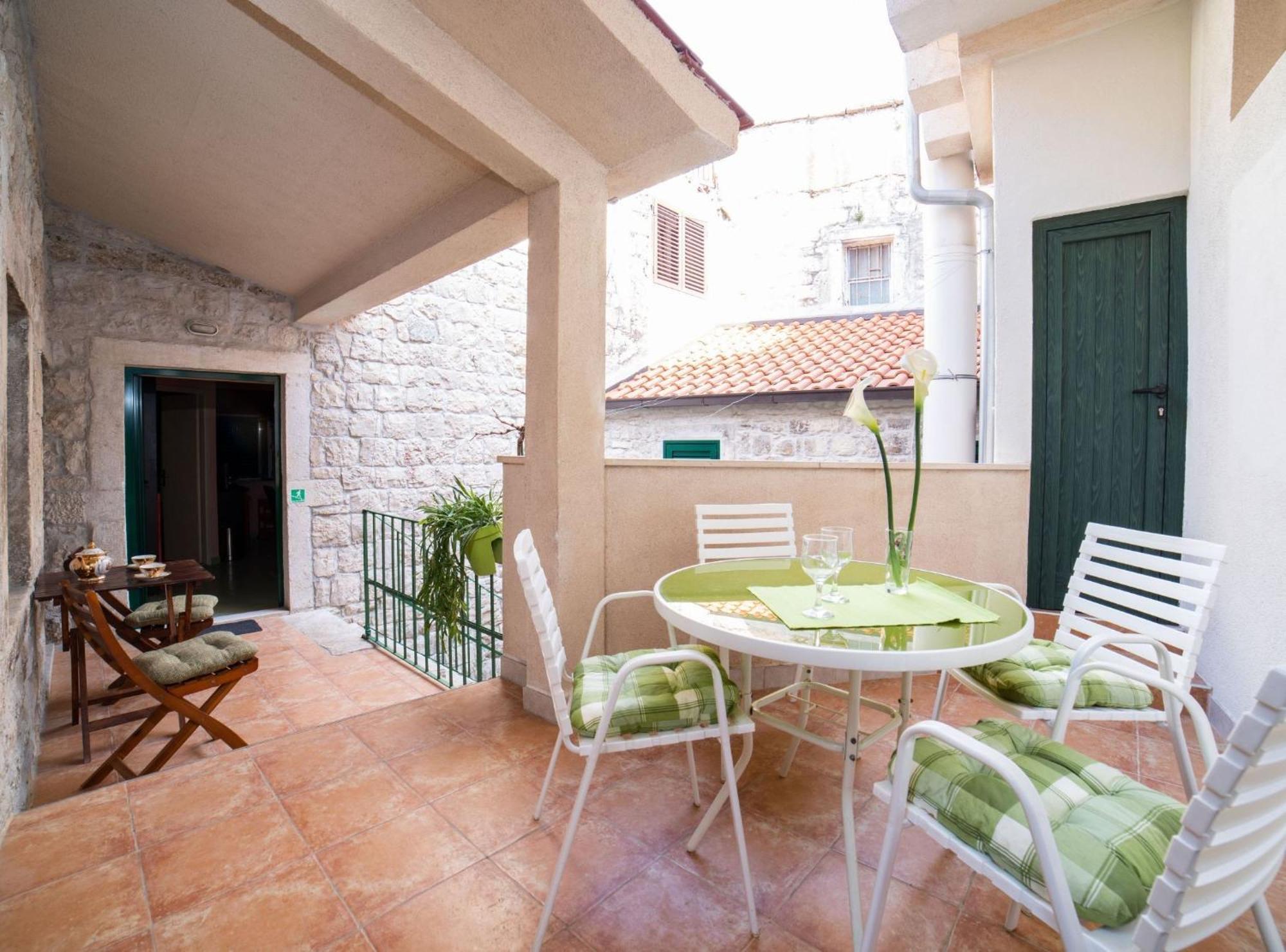 Seafront Villa With Furnished Sun Terrace, Close To The Beach Каштела Экстерьер фото