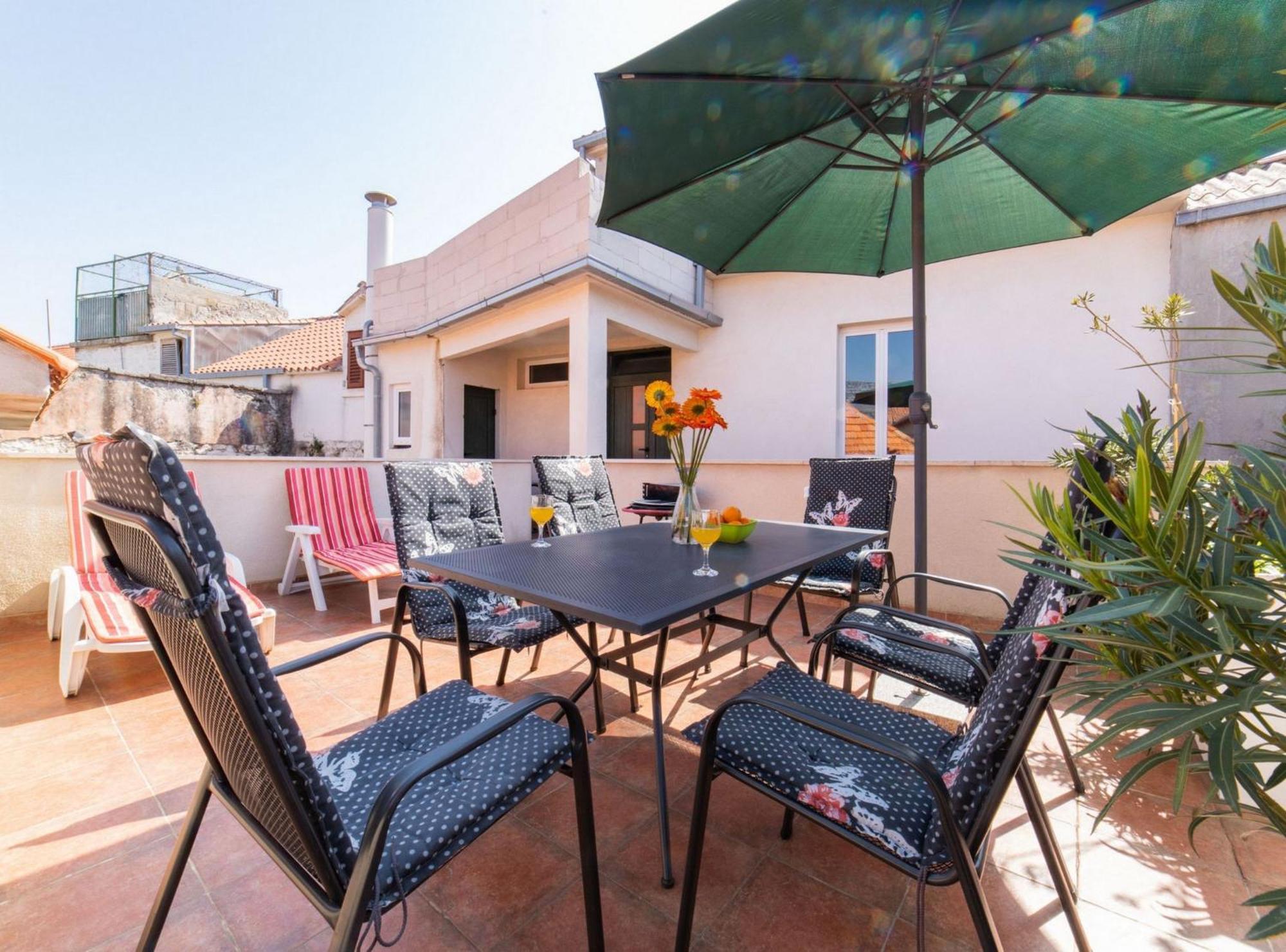Seafront Villa With Furnished Sun Terrace, Close To The Beach Каштела Экстерьер фото